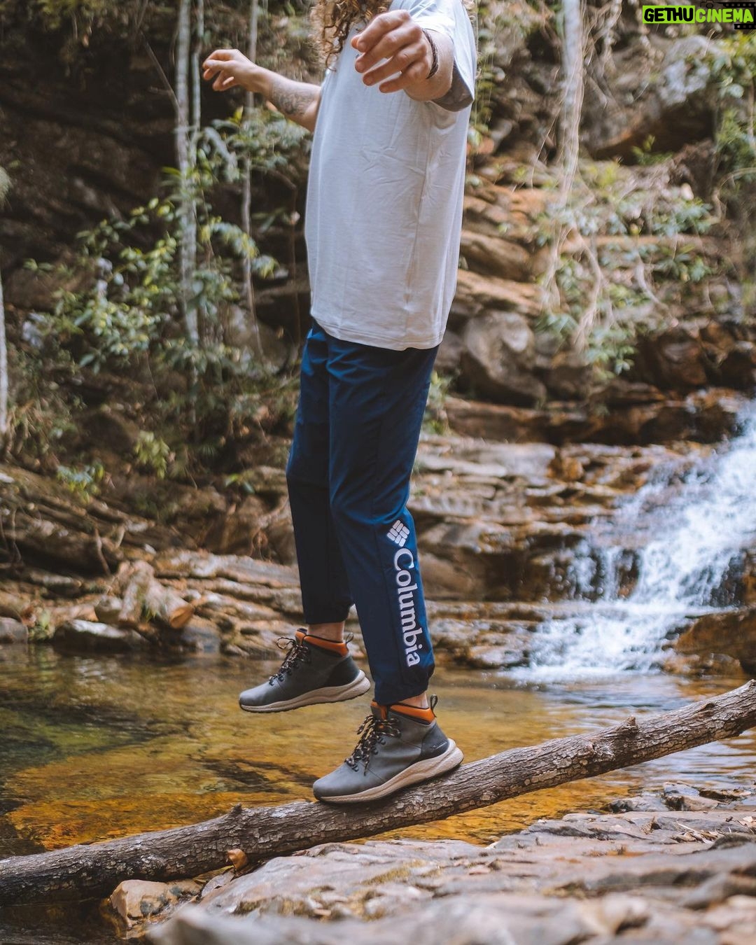 Rafael Bridi Instagram - Viajar é bom demais, isso ninguém tem dúvidas Existe todo tipo de viajante. Daquele que vai aonde o vento levar e aquele que planeja até o horário do café da manhã até a roupa de cada dia 😂 Eu gosto de me colocar ali no meio. Alguém que gosta de estudar o destino, suas características e peculiaridades. Faço pesquisas também com pessoas e plataformas menos convencionais para acessar e saber sobre locais menos visitados que tenham um toque e uma magia característica que representa os moradores locais e a cultura do lugar O que eu não abro mão em toda viagem é do cuidado e planejamento em arrumar os equipamentos e a mala. Penso sempre em roupas versáteis, coloridas (para as fotos), do clima que vou enfrentar e também de situações não planejadas que possam acontecer. E aí usando eu coloco tudo isso na balança eu não poderia ter companhia melhor que as roupas e equipamentos da @columbiabrasil Des das mochilas de todos os tipos aos mais variados calçados. Tudo isso repleto de muita tecnologia e conforto. O que faz com que minhas malas sejam leves, diversas é muito versáteis. Afinal tem vezes que eu fico acampando 5 dias sem contato com o mundo e na sequência eu já saio direto para uma reunião de negócios. É dessa versatilidade que eu falo. Fotos @ricardobraz #aprovadetudo #columbiabrasil #southamerica #keepitwild #finditliveit #chapadadosveadeiros #trilhandotrilhas #visitbrasil #mtur #cerrado #brasil #goias #brazil #cachoeira #ecoturismo #chapada #jalapao #destinosimperdiveis #cerradobrasileiro #letsgosomewhere #folkcreative #optoutside #mytinyatlas