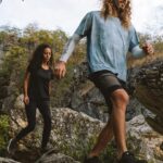 Rafael Bridi Instagram - Viajar é bom demais, isso ninguém tem dúvidas Existe todo tipo de viajante. Daquele que vai aonde o vento levar e aquele que planeja até o horário do café da manhã até a roupa de cada dia 😂 Eu gosto de me colocar ali no meio. Alguém que gosta de estudar o destino, suas características e peculiaridades. Faço pesquisas também com pessoas e plataformas menos convencionais para acessar e saber sobre locais menos visitados que tenham um toque e uma magia característica que representa os moradores locais e a cultura do lugar O que eu não abro mão em toda viagem é do cuidado e planejamento em arrumar os equipamentos e a mala. Penso sempre em roupas versáteis, coloridas (para as fotos), do clima que vou enfrentar e também de situações não planejadas que possam acontecer. E aí usando eu coloco tudo isso na balança eu não poderia ter companhia melhor que as roupas e equipamentos da @columbiabrasil Des das mochilas de todos os tipos aos mais variados calçados. Tudo isso repleto de muita tecnologia e conforto. O que faz com que minhas malas sejam leves, diversas é muito versáteis. Afinal tem vezes que eu fico acampando 5 dias sem contato com o mundo e na sequência eu já saio direto para uma reunião de negócios. É dessa versatilidade que eu falo. Fotos @ricardobraz #aprovadetudo #columbiabrasil #southamerica #keepitwild #finditliveit #chapadadosveadeiros #trilhandotrilhas #visitbrasil #mtur #cerrado #brasil #goias #brazil #cachoeira #ecoturismo #chapada #jalapao #destinosimperdiveis #cerradobrasileiro #letsgosomewhere #folkcreative #optoutside #mytinyatlas