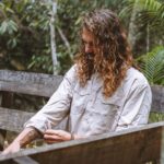 Rafael Bridi Instagram - Viajar é bom demais, isso ninguém tem dúvidas Existe todo tipo de viajante. Daquele que vai aonde o vento levar e aquele que planeja até o horário do café da manhã até a roupa de cada dia 😂 Eu gosto de me colocar ali no meio. Alguém que gosta de estudar o destino, suas características e peculiaridades. Faço pesquisas também com pessoas e plataformas menos convencionais para acessar e saber sobre locais menos visitados que tenham um toque e uma magia característica que representa os moradores locais e a cultura do lugar O que eu não abro mão em toda viagem é do cuidado e planejamento em arrumar os equipamentos e a mala. Penso sempre em roupas versáteis, coloridas (para as fotos), do clima que vou enfrentar e também de situações não planejadas que possam acontecer. E aí usando eu coloco tudo isso na balança eu não poderia ter companhia melhor que as roupas e equipamentos da @columbiabrasil Des das mochilas de todos os tipos aos mais variados calçados. Tudo isso repleto de muita tecnologia e conforto. O que faz com que minhas malas sejam leves, diversas é muito versáteis. Afinal tem vezes que eu fico acampando 5 dias sem contato com o mundo e na sequência eu já saio direto para uma reunião de negócios. É dessa versatilidade que eu falo. Fotos @ricardobraz #aprovadetudo #columbiabrasil #southamerica #keepitwild #finditliveit #chapadadosveadeiros #trilhandotrilhas #visitbrasil #mtur #cerrado #brasil #goias #brazil #cachoeira #ecoturismo #chapada #jalapao #destinosimperdiveis #cerradobrasileiro #letsgosomewhere #folkcreative #optoutside #mytinyatlas
