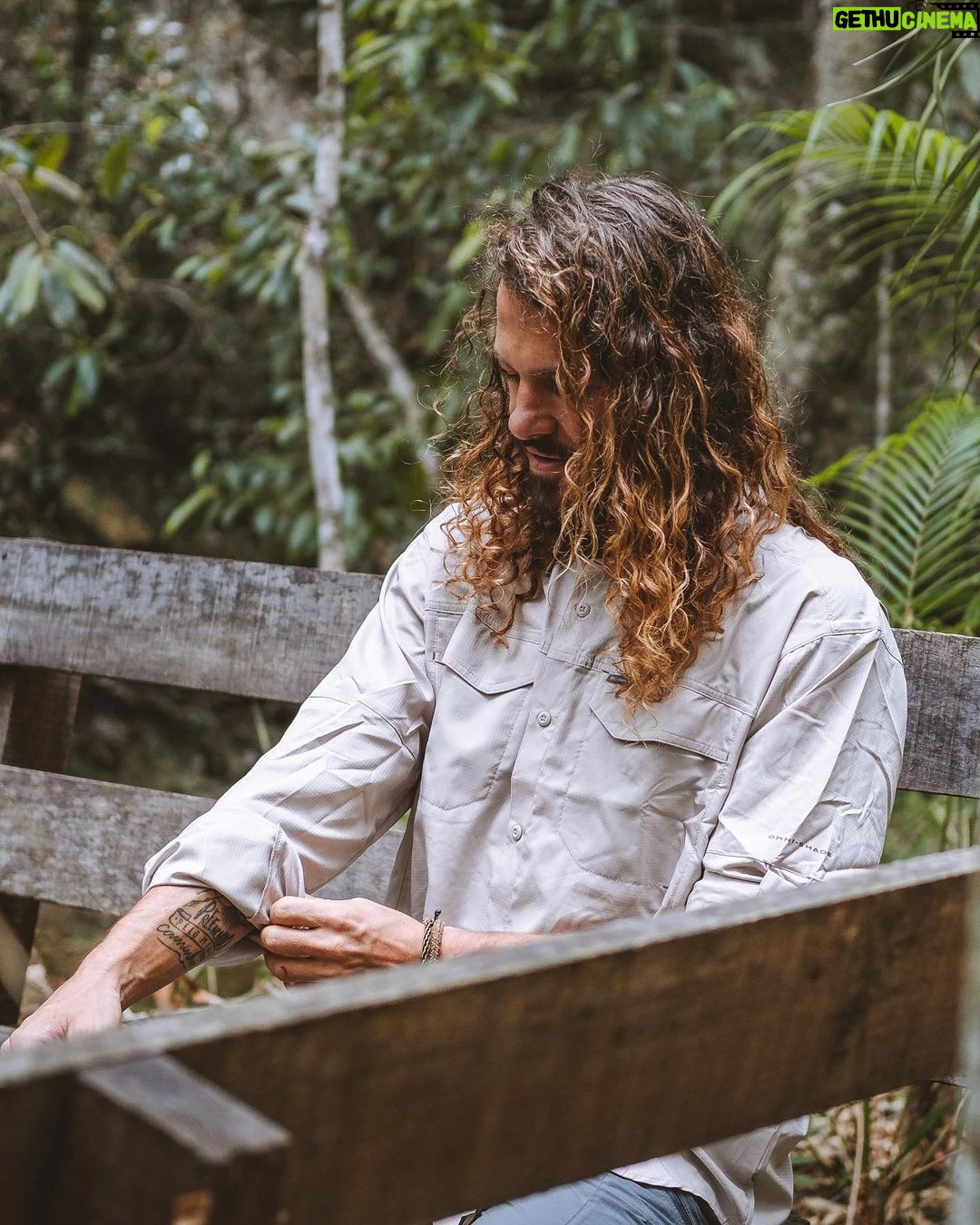 Rafael Bridi Instagram - Viajar é bom demais, isso ninguém tem dúvidas Existe todo tipo de viajante. Daquele que vai aonde o vento levar e aquele que planeja até o horário do café da manhã até a roupa de cada dia 😂 Eu gosto de me colocar ali no meio. Alguém que gosta de estudar o destino, suas características e peculiaridades. Faço pesquisas também com pessoas e plataformas menos convencionais para acessar e saber sobre locais menos visitados que tenham um toque e uma magia característica que representa os moradores locais e a cultura do lugar O que eu não abro mão em toda viagem é do cuidado e planejamento em arrumar os equipamentos e a mala. Penso sempre em roupas versáteis, coloridas (para as fotos), do clima que vou enfrentar e também de situações não planejadas que possam acontecer. E aí usando eu coloco tudo isso na balança eu não poderia ter companhia melhor que as roupas e equipamentos da @columbiabrasil Des das mochilas de todos os tipos aos mais variados calçados. Tudo isso repleto de muita tecnologia e conforto. O que faz com que minhas malas sejam leves, diversas é muito versáteis. Afinal tem vezes que eu fico acampando 5 dias sem contato com o mundo e na sequência eu já saio direto para uma reunião de negócios. É dessa versatilidade que eu falo. Fotos @ricardobraz #aprovadetudo #columbiabrasil #southamerica #keepitwild #finditliveit #chapadadosveadeiros #trilhandotrilhas #visitbrasil #mtur #cerrado #brasil #goias #brazil #cachoeira #ecoturismo #chapada #jalapao #destinosimperdiveis #cerradobrasileiro #letsgosomewhere #folkcreative #optoutside #mytinyatlas