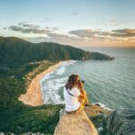 Rafael Bridi Instagram - Hoje se celebra o dia mundial do turismo Fazer turismo não é apenas sobre visitar um destino, mas sim sobre vivenciar momentos únicos e marcantes. Momentos guiados por nossas individualidades e interesses. Turistar é um verbo agradável, gostoso aos ouvidos e as sensações. Não existem limites para ele. Podemos turistas perto de casa, em outras culturas, sozinhos ou acompanhadas. Mas pra mim o que importa no ato é a nossa capacidade de transformar momentos em experiências inesquecíveis. Precisamos desmistificar que o turismo precisa ser complicado, caro ou complexo. Não é o luxo e sim as histórias envolventes e com significado que marcam nossas vidas. Que este dia sirva de incentivo para que possamos experimentar mais ao mesmo tempo que valorizamos mais as pequenas turistadas em nosso dia a dia. Eu sou uma pessoa intensa que gosta de desafios e com um jeito bem único. Busquei neste álbum de fotos representar sentimentos e sensações que me deixam com sorriso no rosto ao me lembrar que sou sempre turista aonde quer que eu esteja. 1 - Turistando na Cacheira do Adão no Cânion Espraiado em Urubici em ótima companhia @isadorasd 2 - Nas águas do nordeste aprendendo kite surf na Ilha do Guajirú 3 - Turistando em casa apreciando o nascer do sol no morro da coroa na Lagoinha do Leste 4 - Atravessando as montanhas da china e toda sua magnitude 5 - Aproveitando um dia de neve e frio na região de Banff no Canadá 6 - Explorando a torre do funil de um lugar muito privilegiado com meu amigo @handsomerobinson 7 - Sentindo toda a adrenalina e experiência que o @saltodepêndulo proporciona 8 - Explorando os fachos de luz no vale da lua na Chapada dos Veadeiros 9 - As águas cristalinas que rodeiam a ilha do campeche em Florianópolis 10 - Caminhando entre montanhas Suíças #mtur #viagemeturismo #mytinyatlas #turismo #visitbrasil #dametraveler #theprettycities #brazil #tourism #unlimitedparadise #vacationwolf #partiubrasil #exploringtheglobe #hiking #travelling #traveldeeper #roamtheplanet #theglobewanderer #turistando #destinos #visualoflife #travelstoke #destinosnacionais #trilheirasdobrasil #turismonosul #santacatarina #slacklining