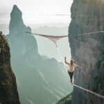Rafael Bridi Instagram - Hoje se celebra o dia mundial do turismo Fazer turismo não é apenas sobre visitar um destino, mas sim sobre vivenciar momentos únicos e marcantes. Momentos guiados por nossas individualidades e interesses. Turistar é um verbo agradável, gostoso aos ouvidos e as sensações. Não existem limites para ele. Podemos turistas perto de casa, em outras culturas, sozinhos ou acompanhadas. Mas pra mim o que importa no ato é a nossa capacidade de transformar momentos em experiências inesquecíveis. Precisamos desmistificar que o turismo precisa ser complicado, caro ou complexo. Não é o luxo e sim as histórias envolventes e com significado que marcam nossas vidas. Que este dia sirva de incentivo para que possamos experimentar mais ao mesmo tempo que valorizamos mais as pequenas turistadas em nosso dia a dia. Eu sou uma pessoa intensa que gosta de desafios e com um jeito bem único. Busquei neste álbum de fotos representar sentimentos e sensações que me deixam com sorriso no rosto ao me lembrar que sou sempre turista aonde quer que eu esteja. 1 - Turistando na Cacheira do Adão no Cânion Espraiado em Urubici em ótima companhia @isadorasd 2 - Nas águas do nordeste aprendendo kite surf na Ilha do Guajirú 3 - Turistando em casa apreciando o nascer do sol no morro da coroa na Lagoinha do Leste 4 - Atravessando as montanhas da china e toda sua magnitude 5 - Aproveitando um dia de neve e frio na região de Banff no Canadá 6 - Explorando a torre do funil de um lugar muito privilegiado com meu amigo @handsomerobinson 7 - Sentindo toda a adrenalina e experiência que o @saltodepêndulo proporciona 8 - Explorando os fachos de luz no vale da lua na Chapada dos Veadeiros 9 - As águas cristalinas que rodeiam a ilha do campeche em Florianópolis 10 - Caminhando entre montanhas Suíças #mtur #viagemeturismo #mytinyatlas #turismo #visitbrasil #dametraveler #theprettycities #brazil #tourism #unlimitedparadise #vacationwolf #partiubrasil #exploringtheglobe #hiking #travelling #traveldeeper #roamtheplanet #theglobewanderer #turistando #destinos #visualoflife #travelstoke #destinosnacionais #trilheirasdobrasil #turismonosul #santacatarina #slacklining