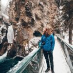 Rafael Bridi Instagram - Hoje se celebra o dia mundial do turismo Fazer turismo não é apenas sobre visitar um destino, mas sim sobre vivenciar momentos únicos e marcantes. Momentos guiados por nossas individualidades e interesses. Turistar é um verbo agradável, gostoso aos ouvidos e as sensações. Não existem limites para ele. Podemos turistas perto de casa, em outras culturas, sozinhos ou acompanhadas. Mas pra mim o que importa no ato é a nossa capacidade de transformar momentos em experiências inesquecíveis. Precisamos desmistificar que o turismo precisa ser complicado, caro ou complexo. Não é o luxo e sim as histórias envolventes e com significado que marcam nossas vidas. Que este dia sirva de incentivo para que possamos experimentar mais ao mesmo tempo que valorizamos mais as pequenas turistadas em nosso dia a dia. Eu sou uma pessoa intensa que gosta de desafios e com um jeito bem único. Busquei neste álbum de fotos representar sentimentos e sensações que me deixam com sorriso no rosto ao me lembrar que sou sempre turista aonde quer que eu esteja. 1 - Turistando na Cacheira do Adão no Cânion Espraiado em Urubici em ótima companhia @isadorasd 2 - Nas águas do nordeste aprendendo kite surf na Ilha do Guajirú 3 - Turistando em casa apreciando o nascer do sol no morro da coroa na Lagoinha do Leste 4 - Atravessando as montanhas da china e toda sua magnitude 5 - Aproveitando um dia de neve e frio na região de Banff no Canadá 6 - Explorando a torre do funil de um lugar muito privilegiado com meu amigo @handsomerobinson 7 - Sentindo toda a adrenalina e experiência que o @saltodepêndulo proporciona 8 - Explorando os fachos de luz no vale da lua na Chapada dos Veadeiros 9 - As águas cristalinas que rodeiam a ilha do campeche em Florianópolis 10 - Caminhando entre montanhas Suíças #mtur #viagemeturismo #mytinyatlas #turismo #visitbrasil #dametraveler #theprettycities #brazil #tourism #unlimitedparadise #vacationwolf #partiubrasil #exploringtheglobe #hiking #travelling #traveldeeper #roamtheplanet #theglobewanderer #turistando #destinos #visualoflife #travelstoke #destinosnacionais #trilheirasdobrasil #turismonosul #santacatarina #slacklining