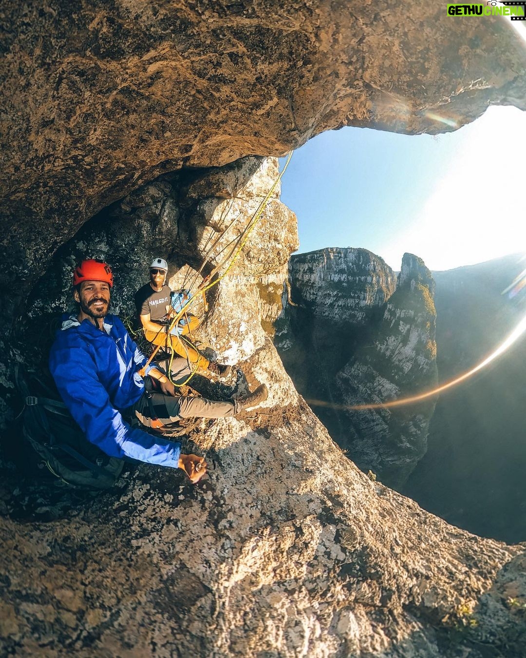 Rafael Bridi Instagram - Hoje se celebra o dia mundial do turismo Fazer turismo não é apenas sobre visitar um destino, mas sim sobre vivenciar momentos únicos e marcantes. Momentos guiados por nossas individualidades e interesses. Turistar é um verbo agradável, gostoso aos ouvidos e as sensações. Não existem limites para ele. Podemos turistas perto de casa, em outras culturas, sozinhos ou acompanhadas. Mas pra mim o que importa no ato é a nossa capacidade de transformar momentos em experiências inesquecíveis. Precisamos desmistificar que o turismo precisa ser complicado, caro ou complexo. Não é o luxo e sim as histórias envolventes e com significado que marcam nossas vidas. Que este dia sirva de incentivo para que possamos experimentar mais ao mesmo tempo que valorizamos mais as pequenas turistadas em nosso dia a dia. Eu sou uma pessoa intensa que gosta de desafios e com um jeito bem único. Busquei neste álbum de fotos representar sentimentos e sensações que me deixam com sorriso no rosto ao me lembrar que sou sempre turista aonde quer que eu esteja. 1 - Turistando na Cacheira do Adão no Cânion Espraiado em Urubici em ótima companhia @isadorasd 2 - Nas águas do nordeste aprendendo kite surf na Ilha do Guajirú 3 - Turistando em casa apreciando o nascer do sol no morro da coroa na Lagoinha do Leste 4 - Atravessando as montanhas da china e toda sua magnitude 5 - Aproveitando um dia de neve e frio na região de Banff no Canadá 6 - Explorando a torre do funil de um lugar muito privilegiado com meu amigo @handsomerobinson 7 - Sentindo toda a adrenalina e experiência que o @saltodepêndulo proporciona 8 - Explorando os fachos de luz no vale da lua na Chapada dos Veadeiros 9 - As águas cristalinas que rodeiam a ilha do campeche em Florianópolis 10 - Caminhando entre montanhas Suíças #mtur #viagemeturismo #mytinyatlas #turismo #visitbrasil #dametraveler #theprettycities #brazil #tourism #unlimitedparadise #vacationwolf #partiubrasil #exploringtheglobe #hiking #travelling #traveldeeper #roamtheplanet #theglobewanderer #turistando #destinos #visualoflife #travelstoke #destinosnacionais #trilheirasdobrasil #turismonosul #santacatarina #slacklining