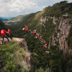 Rafael Bridi Instagram - Hoje se celebra o dia mundial do turismo Fazer turismo não é apenas sobre visitar um destino, mas sim sobre vivenciar momentos únicos e marcantes. Momentos guiados por nossas individualidades e interesses. Turistar é um verbo agradável, gostoso aos ouvidos e as sensações. Não existem limites para ele. Podemos turistas perto de casa, em outras culturas, sozinhos ou acompanhadas. Mas pra mim o que importa no ato é a nossa capacidade de transformar momentos em experiências inesquecíveis. Precisamos desmistificar que o turismo precisa ser complicado, caro ou complexo. Não é o luxo e sim as histórias envolventes e com significado que marcam nossas vidas. Que este dia sirva de incentivo para que possamos experimentar mais ao mesmo tempo que valorizamos mais as pequenas turistadas em nosso dia a dia. Eu sou uma pessoa intensa que gosta de desafios e com um jeito bem único. Busquei neste álbum de fotos representar sentimentos e sensações que me deixam com sorriso no rosto ao me lembrar que sou sempre turista aonde quer que eu esteja. 1 - Turistando na Cacheira do Adão no Cânion Espraiado em Urubici em ótima companhia @isadorasd 2 - Nas águas do nordeste aprendendo kite surf na Ilha do Guajirú 3 - Turistando em casa apreciando o nascer do sol no morro da coroa na Lagoinha do Leste 4 - Atravessando as montanhas da china e toda sua magnitude 5 - Aproveitando um dia de neve e frio na região de Banff no Canadá 6 - Explorando a torre do funil de um lugar muito privilegiado com meu amigo @handsomerobinson 7 - Sentindo toda a adrenalina e experiência que o @saltodepêndulo proporciona 8 - Explorando os fachos de luz no vale da lua na Chapada dos Veadeiros 9 - As águas cristalinas que rodeiam a ilha do campeche em Florianópolis 10 - Caminhando entre montanhas Suíças #mtur #viagemeturismo #mytinyatlas #turismo #visitbrasil #dametraveler #theprettycities #brazil #tourism #unlimitedparadise #vacationwolf #partiubrasil #exploringtheglobe #hiking #travelling #traveldeeper #roamtheplanet #theglobewanderer #turistando #destinos #visualoflife #travelstoke #destinosnacionais #trilheirasdobrasil #turismonosul #santacatarina #slacklining