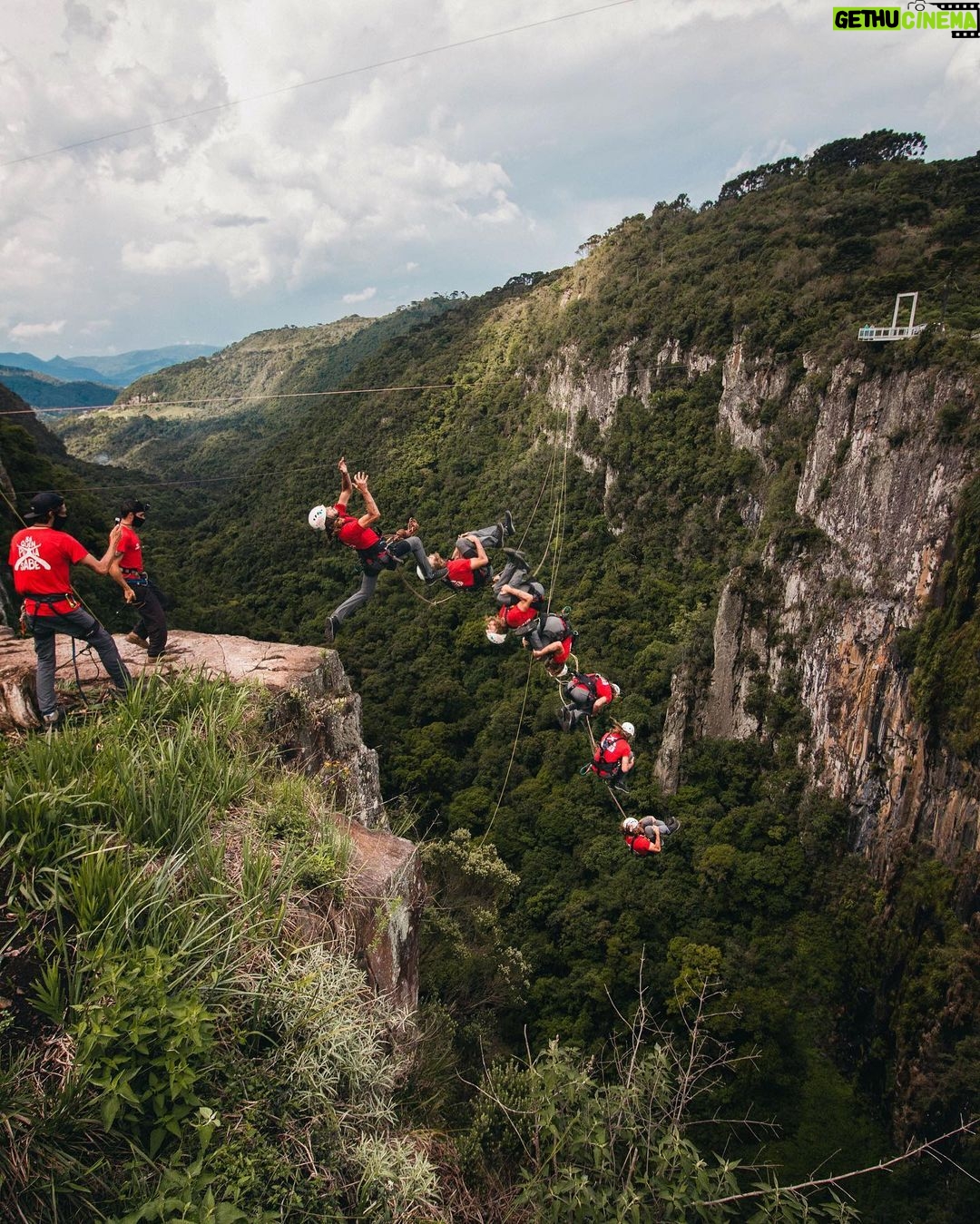 Rafael Bridi Instagram - Hoje se celebra o dia mundial do turismo Fazer turismo não é apenas sobre visitar um destino, mas sim sobre vivenciar momentos únicos e marcantes. Momentos guiados por nossas individualidades e interesses. Turistar é um verbo agradável, gostoso aos ouvidos e as sensações. Não existem limites para ele. Podemos turistas perto de casa, em outras culturas, sozinhos ou acompanhadas. Mas pra mim o que importa no ato é a nossa capacidade de transformar momentos em experiências inesquecíveis. Precisamos desmistificar que o turismo precisa ser complicado, caro ou complexo. Não é o luxo e sim as histórias envolventes e com significado que marcam nossas vidas. Que este dia sirva de incentivo para que possamos experimentar mais ao mesmo tempo que valorizamos mais as pequenas turistadas em nosso dia a dia. Eu sou uma pessoa intensa que gosta de desafios e com um jeito bem único. Busquei neste álbum de fotos representar sentimentos e sensações que me deixam com sorriso no rosto ao me lembrar que sou sempre turista aonde quer que eu esteja. 1 - Turistando na Cacheira do Adão no Cânion Espraiado em Urubici em ótima companhia @isadorasd 2 - Nas águas do nordeste aprendendo kite surf na Ilha do Guajirú 3 - Turistando em casa apreciando o nascer do sol no morro da coroa na Lagoinha do Leste 4 - Atravessando as montanhas da china e toda sua magnitude 5 - Aproveitando um dia de neve e frio na região de Banff no Canadá 6 - Explorando a torre do funil de um lugar muito privilegiado com meu amigo @handsomerobinson 7 - Sentindo toda a adrenalina e experiência que o @saltodepêndulo proporciona 8 - Explorando os fachos de luz no vale da lua na Chapada dos Veadeiros 9 - As águas cristalinas que rodeiam a ilha do campeche em Florianópolis 10 - Caminhando entre montanhas Suíças #mtur #viagemeturismo #mytinyatlas #turismo #visitbrasil #dametraveler #theprettycities #brazil #tourism #unlimitedparadise #vacationwolf #partiubrasil #exploringtheglobe #hiking #travelling #traveldeeper #roamtheplanet #theglobewanderer #turistando #destinos #visualoflife #travelstoke #destinosnacionais #trilheirasdobrasil #turismonosul #santacatarina #slacklining