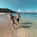Rafael Bridi Instagram - Hoje se celebra o dia mundial do turismo Fazer turismo não é apenas sobre visitar um destino, mas sim sobre vivenciar momentos únicos e marcantes. Momentos guiados por nossas individualidades e interesses. Turistar é um verbo agradável, gostoso aos ouvidos e as sensações. Não existem limites para ele. Podemos turistas perto de casa, em outras culturas, sozinhos ou acompanhadas. Mas pra mim o que importa no ato é a nossa capacidade de transformar momentos em experiências inesquecíveis. Precisamos desmistificar que o turismo precisa ser complicado, caro ou complexo. Não é o luxo e sim as histórias envolventes e com significado que marcam nossas vidas. Que este dia sirva de incentivo para que possamos experimentar mais ao mesmo tempo que valorizamos mais as pequenas turistadas em nosso dia a dia. Eu sou uma pessoa intensa que gosta de desafios e com um jeito bem único. Busquei neste álbum de fotos representar sentimentos e sensações que me deixam com sorriso no rosto ao me lembrar que sou sempre turista aonde quer que eu esteja. 1 - Turistando na Cacheira do Adão no Cânion Espraiado em Urubici em ótima companhia @isadorasd 2 - Nas águas do nordeste aprendendo kite surf na Ilha do Guajirú 3 - Turistando em casa apreciando o nascer do sol no morro da coroa na Lagoinha do Leste 4 - Atravessando as montanhas da china e toda sua magnitude 5 - Aproveitando um dia de neve e frio na região de Banff no Canadá 6 - Explorando a torre do funil de um lugar muito privilegiado com meu amigo @handsomerobinson 7 - Sentindo toda a adrenalina e experiência que o @saltodepêndulo proporciona 8 - Explorando os fachos de luz no vale da lua na Chapada dos Veadeiros 9 - As águas cristalinas que rodeiam a ilha do campeche em Florianópolis 10 - Caminhando entre montanhas Suíças #mtur #viagemeturismo #mytinyatlas #turismo #visitbrasil #dametraveler #theprettycities #brazil #tourism #unlimitedparadise #vacationwolf #partiubrasil #exploringtheglobe #hiking #travelling #traveldeeper #roamtheplanet #theglobewanderer #turistando #destinos #visualoflife #travelstoke #destinosnacionais #trilheirasdobrasil #turismonosul #santacatarina #slacklining
