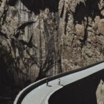 Rafael Bridi Instagram - Hoje se celebra o dia mundial do turismo Fazer turismo não é apenas sobre visitar um destino, mas sim sobre vivenciar momentos únicos e marcantes. Momentos guiados por nossas individualidades e interesses. Turistar é um verbo agradável, gostoso aos ouvidos e as sensações. Não existem limites para ele. Podemos turistas perto de casa, em outras culturas, sozinhos ou acompanhadas. Mas pra mim o que importa no ato é a nossa capacidade de transformar momentos em experiências inesquecíveis. Precisamos desmistificar que o turismo precisa ser complicado, caro ou complexo. Não é o luxo e sim as histórias envolventes e com significado que marcam nossas vidas. Que este dia sirva de incentivo para que possamos experimentar mais ao mesmo tempo que valorizamos mais as pequenas turistadas em nosso dia a dia. Eu sou uma pessoa intensa que gosta de desafios e com um jeito bem único. Busquei neste álbum de fotos representar sentimentos e sensações que me deixam com sorriso no rosto ao me lembrar que sou sempre turista aonde quer que eu esteja. 1 - Turistando na Cacheira do Adão no Cânion Espraiado em Urubici em ótima companhia @isadorasd 2 - Nas águas do nordeste aprendendo kite surf na Ilha do Guajirú 3 - Turistando em casa apreciando o nascer do sol no morro da coroa na Lagoinha do Leste 4 - Atravessando as montanhas da china e toda sua magnitude 5 - Aproveitando um dia de neve e frio na região de Banff no Canadá 6 - Explorando a torre do funil de um lugar muito privilegiado com meu amigo @handsomerobinson 7 - Sentindo toda a adrenalina e experiência que o @saltodepêndulo proporciona 8 - Explorando os fachos de luz no vale da lua na Chapada dos Veadeiros 9 - As águas cristalinas que rodeiam a ilha do campeche em Florianópolis 10 - Caminhando entre montanhas Suíças #mtur #viagemeturismo #mytinyatlas #turismo #visitbrasil #dametraveler #theprettycities #brazil #tourism #unlimitedparadise #vacationwolf #partiubrasil #exploringtheglobe #hiking #travelling #traveldeeper #roamtheplanet #theglobewanderer #turistando #destinos #visualoflife #travelstoke #destinosnacionais #trilheirasdobrasil #turismonosul #santacatarina #slacklining