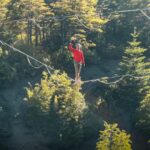Rafael Bridi Instagram - Último dia de Highline do ano de 2023 foi nesse estilo Finalizei o ano com um sessão muito boa de freestyle no setor de Highline da @araucalinea no Chile com o incrível vulcão Vila Rica (Rucapillan nome dado pelos povos originários da região) logo ali do lado Foi um ano que eu não consegui praticar e evoluir muito no flow e nas manobras de freestyle. Mas as linhas paralelas montadas com as fitas Paradigma da @balancecommunity ajudaram a me reencontrar com o flow e colocar no pé, como costumamos dizer, manobras que eu já pratico a um bom tempo e algumas novas Eu estou bastante motivado para treinar mais e evoluir nessa disciplina neste início de 2024 e assim contribuir com a comunidade Brasileira. Quero ajudar no acesso aos equipamentos, quanto também na melhoria técnica e segurança nas montagens e conhecimentos específicos para a maior evolução possível do freestyle Brasileiro. Essa edição são alguns das poucas manobras que eu acertei nas quase duas horas na fita neste dia com condições perfeitas. E pro pessoal do freestyle, quais os objetivos de vocês para este novo ano? #slackline #highlining #balancecommunity #chile #chiletravel #outdoorlife #freestylehighline #acrobatics #adventureculture #columbiabrasil #southamerica #travelstoke #training #frontflip #rucapillan #vilarica #volcano