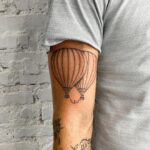 Rafael Bridi Instagram - Quando a foto é tão bonita e emblemática que ela sai da memória e se transforma em tatuagem. Essa imagem icônica agora também está marcada na minha pele como uma memória viva e absoluta. A arte foi feita pelo meu irmão e grande artista @lucasmilk que com sua característica de fine line conseguiu transferir até a minha postura característica andando no Highline para a Tatuagem E ai o que acharam? Outra curiosidade é que as tatuagens desse braço são de projetos de Highline, momentos significativos e aventuras da vida. Vocês querem que alguma em específico vá pra pele? Aceito sugestões #balancecommunity #aktionpaz #santacatarina #slackline #highlining #optoutside #roam #turismonosul #exploremore #earthfocus #exploretocreate #balancecommunity #jb3 #praiagrande #folkscenery #socality #slacklining #travelstoke #slackliner #highlife #tattoo #tripmundao