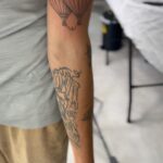 Rafael Bridi Instagram - Quando a foto é tão bonita e emblemática que ela sai da memória e se transforma em tatuagem. Essa imagem icônica agora também está marcada na minha pele como uma memória viva e absoluta. A arte foi feita pelo meu irmão e grande artista @lucasmilk que com sua característica de fine line conseguiu transferir até a minha postura característica andando no Highline para a Tatuagem E ai o que acharam? Outra curiosidade é que as tatuagens desse braço são de projetos de Highline, momentos significativos e aventuras da vida. Vocês querem que alguma em específico vá pra pele? Aceito sugestões #balancecommunity #aktionpaz #santacatarina #slackline #highlining #optoutside #roam #turismonosul #exploremore #earthfocus #exploretocreate #balancecommunity #jb3 #praiagrande #folkscenery #socality #slacklining #travelstoke #slackliner #highlife #tattoo #tripmundao