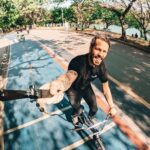 Rafael Bridi Instagram - Diversão no parque Encontrar amigos, capturar momentos, explorar a criatividade e acima de tudo se divertir Esse é o espírito no evento de lançamento da GoPro 12 Black da @goprobr Reunimos toda a família no Ibirapuera aqui em São Paulo pra apresentar essa câmera de ação que, mais uma vez, veio pra revolucionar a maneira de se capturar as ações nos mais diferentes ângulos e possibilidades. Eu aproveitei pra explorar umas posições diferente e também pra curtir bastante o self slack com truques estáticos E aí qual momento você mais curtiu? Tem alguma dúvidas das novas funções da Hero 12? #goprobr #gopro12br #ibirapuera #saopaulo #goprohero