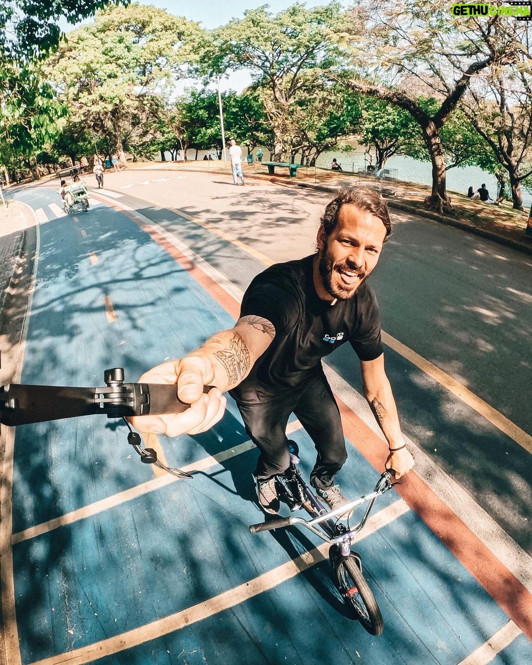 Rafael Bridi Instagram - Diversão no parque Encontrar amigos, capturar momentos, explorar a criatividade e acima de tudo se divertir Esse é o espírito no evento de lançamento da GoPro 12 Black da @goprobr Reunimos toda a família no Ibirapuera aqui em São Paulo pra apresentar essa câmera de ação que, mais uma vez, veio pra revolucionar a maneira de se capturar as ações nos mais diferentes ângulos e possibilidades. Eu aproveitei pra explorar umas posições diferente e também pra curtir bastante o self slack com truques estáticos E aí qual momento você mais curtiu? Tem alguma dúvidas das novas funções da Hero 12? #goprobr #gopro12br #ibirapuera #saopaulo #goprohero