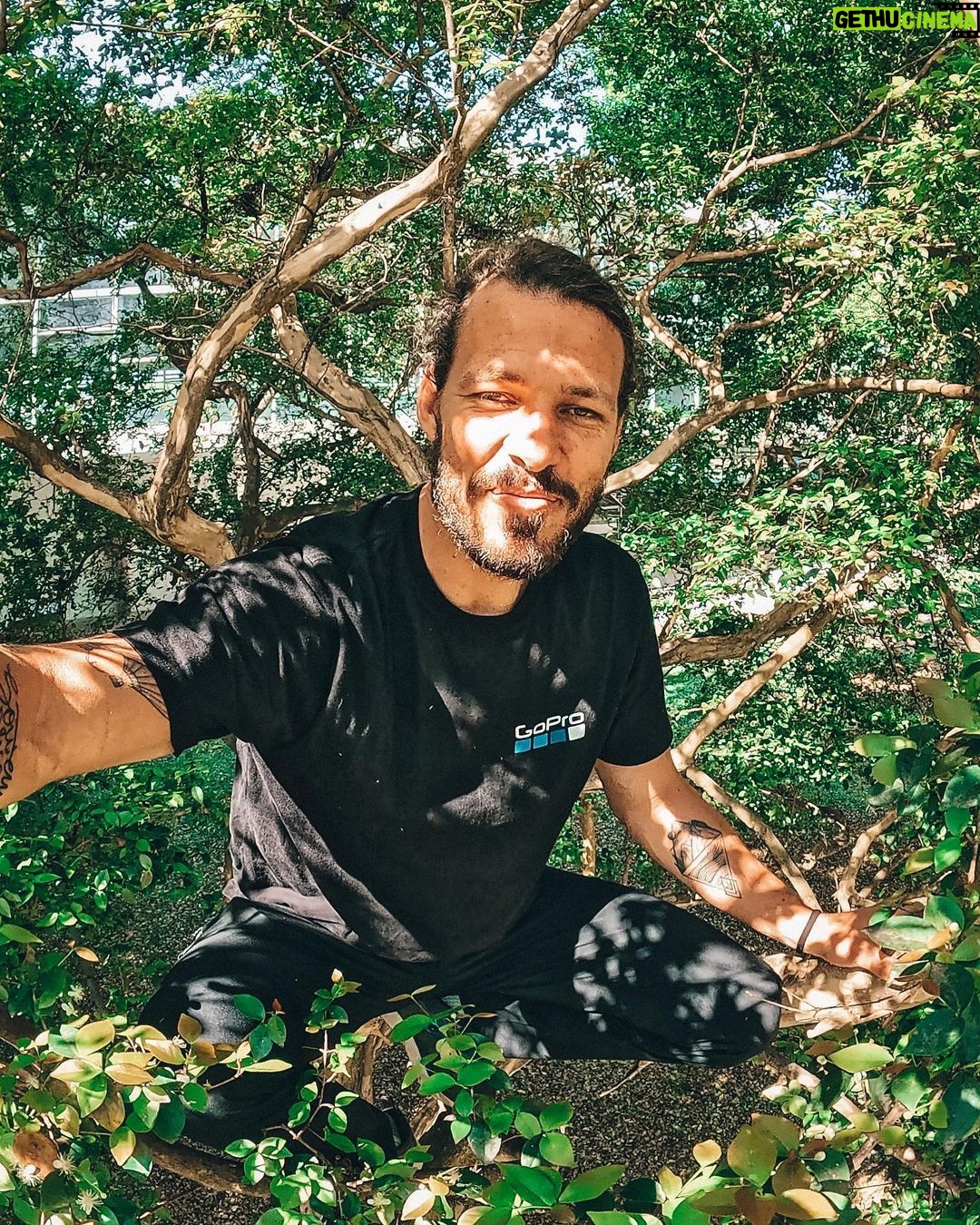 Rafael Bridi Instagram - Diversão no parque Encontrar amigos, capturar momentos, explorar a criatividade e acima de tudo se divertir Esse é o espírito no evento de lançamento da GoPro 12 Black da @goprobr Reunimos toda a família no Ibirapuera aqui em São Paulo pra apresentar essa câmera de ação que, mais uma vez, veio pra revolucionar a maneira de se capturar as ações nos mais diferentes ângulos e possibilidades. Eu aproveitei pra explorar umas posições diferente e também pra curtir bastante o self slack com truques estáticos E aí qual momento você mais curtiu? Tem alguma dúvidas das novas funções da Hero 12? #goprobr #gopro12br #ibirapuera #saopaulo #goprohero