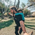 Rafael Bridi Instagram - Diversão no parque Encontrar amigos, capturar momentos, explorar a criatividade e acima de tudo se divertir Esse é o espírito no evento de lançamento da GoPro 12 Black da @goprobr Reunimos toda a família no Ibirapuera aqui em São Paulo pra apresentar essa câmera de ação que, mais uma vez, veio pra revolucionar a maneira de se capturar as ações nos mais diferentes ângulos e possibilidades. Eu aproveitei pra explorar umas posições diferente e também pra curtir bastante o self slack com truques estáticos E aí qual momento você mais curtiu? Tem alguma dúvidas das novas funções da Hero 12? #goprobr #gopro12br #ibirapuera #saopaulo #goprohero