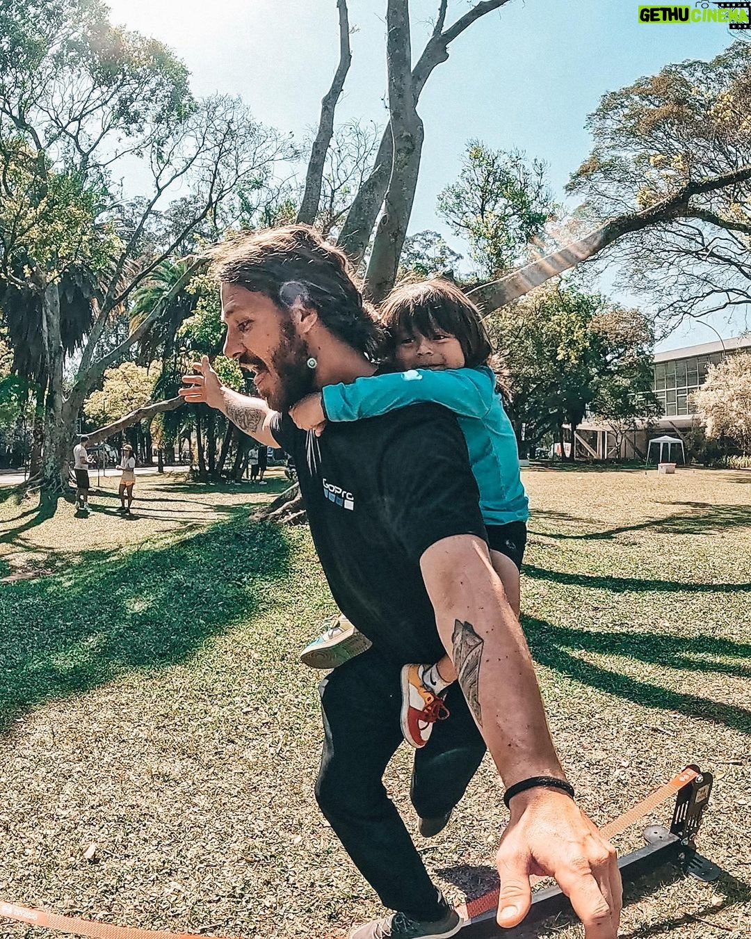 Rafael Bridi Instagram - Diversão no parque Encontrar amigos, capturar momentos, explorar a criatividade e acima de tudo se divertir Esse é o espírito no evento de lançamento da GoPro 12 Black da @goprobr Reunimos toda a família no Ibirapuera aqui em São Paulo pra apresentar essa câmera de ação que, mais uma vez, veio pra revolucionar a maneira de se capturar as ações nos mais diferentes ângulos e possibilidades. Eu aproveitei pra explorar umas posições diferente e também pra curtir bastante o self slack com truques estáticos E aí qual momento você mais curtiu? Tem alguma dúvidas das novas funções da Hero 12? #goprobr #gopro12br #ibirapuera #saopaulo #goprohero