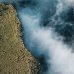 Rafael Bridi Instagram - Qual o significado do Highline pra mim O Highline é o meu grande ponto de equilíbrio, ponto. É uma frase curta que contém muitos significados e minha intenção é compartilhar um pouco destes significados com vocês que me seguem aqui Estética: É onde os elementos da magica acontecem. Se engana quem pensa que eu trabalho com o acaso e com a sorte. Tem muito planejamento e estudo. Eu sempre soube do elemento estético e continuo em busca de aperfeiçoar estas maneiras Quebra de recordes: O recorde é um dos elementos fundamentais dentro das conquistas de um atleta profissional. Eu sempre busquei novos recordes como um elemento de reconhecimento na construção da minha trajetória profissional. Eu entendi dês do começo que o recorde é onde eu consigo alcançar um grande número de pessoas, pois chama a atenção, e com esta atenção eu consigo aprofundar mais minha história e apresentar minha trajetória. Os recordes nunca foram e nunca serão meu foco principal, mas sei do importante papel dentro da minha imagem pública como atleta Por que escolher o Highline: Eu escolhi o highline depois de ter praticando muitos outros esportes. O highline trouxe a combinação de todos os meus valores pessoais para uma prática esportiva completa. Para eu me tornar um excelente atleta de highline eu preciso muito destas características; ser um excelente projetista, ter conhecimentos técnicos muito avançados, saber trabalhar em equipe, ter um físico atlético, preciso ter meu emocional equilibrado e principalmente saber calcular risco ao aceitar as incertezas. Eu sou uma pessoa totalmente motivada por desafios, e praticar highlines nos lugares mais inusitados e desafiadores é onde eu encontro meu maior desafio. Posso afirmar que o highline me transformou para uma pessoa melhor, mais centrada e muito mais humana. É uma prática que me lembra toda a vez o quão pequeno eu sou diante da natureza, mas, independente disso com respeito eu continuo capaz de fazer muita diferença em minhas ações