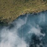 Rafael Bridi Instagram - Qual o significado do Highline pra mim O Highline é o meu grande ponto de equilíbrio, ponto. É uma frase curta que contém muitos significados e minha intenção é compartilhar um pouco destes significados com vocês que me seguem aqui Estética: É onde os elementos da magica acontecem. Se engana quem pensa que eu trabalho com o acaso e com a sorte. Tem muito planejamento e estudo. Eu sempre soube do elemento estético e continuo em busca de aperfeiçoar estas maneiras Quebra de recordes: O recorde é um dos elementos fundamentais dentro das conquistas de um atleta profissional. Eu sempre busquei novos recordes como um elemento de reconhecimento na construção da minha trajetória profissional. Eu entendi dês do começo que o recorde é onde eu consigo alcançar um grande número de pessoas, pois chama a atenção, e com esta atenção eu consigo aprofundar mais minha história e apresentar minha trajetória. Os recordes nunca foram e nunca serão meu foco principal, mas sei do importante papel dentro da minha imagem pública como atleta Por que escolher o Highline: Eu escolhi o highline depois de ter praticando muitos outros esportes. O highline trouxe a combinação de todos os meus valores pessoais para uma prática esportiva completa. Para eu me tornar um excelente atleta de highline eu preciso muito destas características; ser um excelente projetista, ter conhecimentos técnicos muito avançados, saber trabalhar em equipe, ter um físico atlético, preciso ter meu emocional equilibrado e principalmente saber calcular risco ao aceitar as incertezas. Eu sou uma pessoa totalmente motivada por desafios, e praticar highlines nos lugares mais inusitados e desafiadores é onde eu encontro meu maior desafio. Posso afirmar que o highline me transformou para uma pessoa melhor, mais centrada e muito mais humana. É uma prática que me lembra toda a vez o quão pequeno eu sou diante da natureza, mas, independente disso com respeito eu continuo capaz de fazer muita diferença em minhas ações