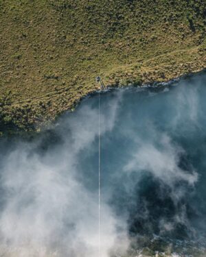 Rafael Bridi Instagram - Qual o significado do Highline pra mim 

O Highline é o meu grande ponto de equilíbrio, ponto. É uma frase curta que contém muitos significados e minha intenção é compartilhar um pouco destes significados com vocês que me seguem aqui

Estética: É onde os elementos da magica acontecem. Se engana quem pensa que eu trabalho com o acaso e com a sorte. Tem muito planejamento e estudo. Eu sempre soube do elemento estético e continuo em busca de aperfeiçoar estas maneiras

Quebra de recordes: O recorde é um dos elementos fundamentais dentro das conquistas de um atleta profissional. Eu sempre busquei novos recordes como um elemento de reconhecimento na construção da minha trajetória profissional. Eu entendi dês do começo que o recorde é onde eu consigo alcançar um grande número de pessoas, pois chama a atenção, e com esta atenção eu consigo aprofundar mais minha história e apresentar minha trajetória. Os recordes nunca foram e nunca serão meu foco principal, mas sei do importante papel dentro da minha imagem pública como atleta

Por que escolher o Highline: Eu escolhi o highline depois de ter praticando muitos outros esportes. O highline trouxe a combinação de todos os meus valores pessoais para uma prática esportiva completa. Para eu me tornar um excelente atleta de highline eu preciso muito destas características; ser um excelente projetista, ter conhecimentos técnicos muito avançados, saber trabalhar em equipe, ter um físico atlético, preciso ter meu emocional equilibrado e principalmente saber calcular risco ao aceitar as incertezas. Eu sou uma pessoa totalmente motivada por desafios, e praticar highlines nos lugares mais inusitados e desafiadores é onde eu encontro meu maior desafio. Posso afirmar que o highline me transformou para uma pessoa melhor, mais centrada e muito mais humana. É uma prática que me lembra toda a vez o quão pequeno eu sou diante da natureza, mas, independente disso com respeito eu continuo capaz de fazer muita diferença em minhas ações