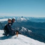 Rafael Bridi Instagram - Subir e elevar Foi nesse lema que conquistamos o cume do vulcão Osorno no Chile. Uma subida de aproximadamente 7 horas totais e um belo desafio para o casal que não poupa novos desafios e experiências. Iniciamos nossa subido no dia 26 junto com a última lua cheia de 2023. Dando início a primeira experiência da @isadorasd em escaladas de gelo e técnicas verticais para ascensão de grandes montanhas. Foi um dia de superação, contemplação e conquista. Ao chegar no cume e contemplar uma visão 360 graus da região eu acabei brincando com ela que é fácil entender porque as pessoas se viciam nestes desafios. A sensação de liberdade e das capacidades humanas são indescritíveis O Osorno e seus 2652 metros são muito imponentes e encantam até o mais iniciantes dos aventureiros que miram suas paredes íngremes e solitárias nas margens do lago Llanquehue. Sua subida foi um dos objetivos traçados nesta viagem que estamos conhecendo novas regiões da Patagônia Chilena e Argentina #southamerica #exploretocreate #chile #chilean #chilegram #travel #mindtheminimal #roam #wildernessculture #roamtheplanet #mountainplanet #quintaldedeus #totaleclipse #osorno #llanquihue #artofvisuals #voyaged #droneoftheday #jb3investimentos #aktionpaz #columbiabrasil #columbiatrip #aprovadetudo