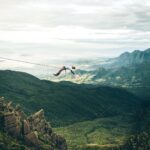 Rafael Bridi Instagram - Hoje conversando com meu amigo @leonevesguimaraes bateu uma nostalgia de uma das conquistas que mais me motivaram e apimentaram meus sonhos como atleta de Highline. Foi a conquista do recorde brasileiro de Highline no Parque Nacional do Itatiaia no ano de 2014. Além da história e das características deste Highline em ancoragem natural foi a primeira travessia com 100 metros ou mais de distância. Foram dias intensos de verão mas de frio intenso, afinal o maciço das Prateleiras com seus 2539 metros de altitude transformam qualquer dia de verão e um clima de inverno. Combinada a estas características climáticas e formando a equipe da missão estavam junto meus grandes amigos e parceiros das missões dos anos que estavam por vir @vinicius_slacksmile @gabrielaglio e @allanp1nheiro com os registros e fotos do @germanoviegas E como o sentimento de nostalgia é combustível eu fiquei aqui pensando se esse lugar especial não merecia uma missão de retorno e quem sabe da repetição destas travessias e de uma via ainda maior. O que vocês acham? #slackline #optoutside #discoverearth #earthfocus #PNI #riodejaneiro #drone #trilhandolitoral #errejota #roam #rj #artofvisuals #trilheirasdobrasil #paraisoradicalrj #slacklining #folkscenery #theoutbound #welivetoexplore #mytinyatlas #thegreatoutdoors #voyaged #droneoftheday #balancecommunity #021 #trilhandotrilhas #highlining