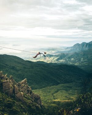 Rafael Bridi Instagram - Hoje conversando com meu amigo @leonevesguimaraes bateu uma nostalgia de uma das conquistas que mais me motivaram e apimentaram meus sonhos como atleta de Highline.

Foi a conquista do recorde brasileiro de Highline no Parque Nacional do Itatiaia no ano de 2014. Além da história e das características deste Highline em ancoragem natural foi a primeira travessia com 100 metros ou mais de distância. 

Foram dias intensos de verão mas de frio intenso, afinal o maciço das Prateleiras com seus 2539 metros de altitude transformam qualquer dia de verão e um clima de inverno. Combinada a estas características climáticas e formando a equipe da missão estavam junto meus grandes amigos e parceiros das missões dos anos que estavam por vir @vinicius_slacksmile @gabrielaglio e @allanp1nheiro com os registros e fotos do @germanoviegas

E como o sentimento de nostalgia é combustível eu fiquei aqui pensando se esse lugar especial não merecia uma missão de retorno e quem sabe da repetição destas travessias e de uma via ainda maior. O que vocês acham?

#slackline  #optoutside #discoverearth #earthfocus #PNI #riodejaneiro #drone #trilhandolitoral #errejota #roam #rj #artofvisuals #trilheirasdobrasil #paraisoradicalrj #slacklining #folkscenery #theoutbound #welivetoexplore #mytinyatlas #thegreatoutdoors #voyaged #droneoftheday #balancecommunity #021 #trilhandotrilhas #highlining