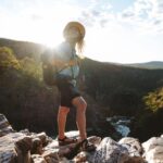 Rafael Bridi Instagram - Viajar é bom demais, isso ninguém tem dúvidas Existe todo tipo de viajante. Daquele que vai aonde o vento levar e aquele que planeja até o horário do café da manhã até a roupa de cada dia 😂 Eu gosto de me colocar ali no meio. Alguém que gosta de estudar o destino, suas características e peculiaridades. Faço pesquisas também com pessoas e plataformas menos convencionais para acessar e saber sobre locais menos visitados que tenham um toque e uma magia característica que representa os moradores locais e a cultura do lugar O que eu não abro mão em toda viagem é do cuidado e planejamento em arrumar os equipamentos e a mala. Penso sempre em roupas versáteis, coloridas (para as fotos), do clima que vou enfrentar e também de situações não planejadas que possam acontecer. E aí usando eu coloco tudo isso na balança eu não poderia ter companhia melhor que as roupas e equipamentos da @columbiabrasil Des das mochilas de todos os tipos aos mais variados calçados. Tudo isso repleto de muita tecnologia e conforto. O que faz com que minhas malas sejam leves, diversas é muito versáteis. Afinal tem vezes que eu fico acampando 5 dias sem contato com o mundo e na sequência eu já saio direto para uma reunião de negócios. É dessa versatilidade que eu falo. Fotos @ricardobraz #aprovadetudo #columbiabrasil #southamerica #keepitwild #finditliveit #chapadadosveadeiros #trilhandotrilhas #visitbrasil #mtur #cerrado #brasil #goias #brazil #cachoeira #ecoturismo #chapada #jalapao #destinosimperdiveis #cerradobrasileiro #letsgosomewhere #folkcreative #optoutside #mytinyatlas