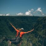 Rafael Bridi Instagram - Adrenalina a centenas de metros do chão Esse é a aventura mais radical que eu já fiz, Salto no Cânion Amola faca na cidade de São José dos Ausentes. Este foi o @saltodepêndulo mais amedrontador de todos. Afinal saltar ao lado de uma cachoeira de 243 metros de altura faz isso com nossos sentidos. Outra curiosidade é que estes eventos representaram o Salto de Pêndulo comercial mais alto do Brasil. Esta que é uma das cachoeiras mais altas da região sul e do Brasil. Dito isso, quem quer que a gente volte a operar eventos na borda dos cânions com suas cachoeiras e belezas que só essa região proporciona? #saltodependulo #soquempulasabe #turismonosul #mtur #osmelhoresdestinos #adrenaline #freefall #ropejump