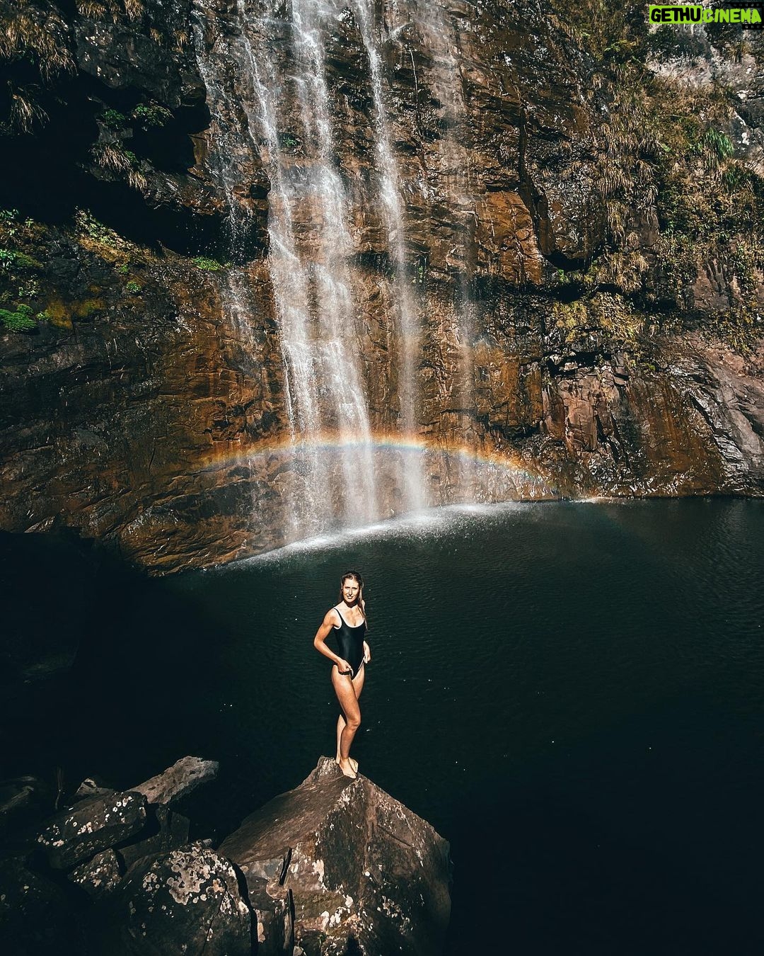 Rafael Bridi Instagram - Hoje se celebra o dia mundial do turismo Fazer turismo não é apenas sobre visitar um destino, mas sim sobre vivenciar momentos únicos e marcantes. Momentos guiados por nossas individualidades e interesses. Turistar é um verbo agradável, gostoso aos ouvidos e as sensações. Não existem limites para ele. Podemos turistas perto de casa, em outras culturas, sozinhos ou acompanhadas. Mas pra mim o que importa no ato é a nossa capacidade de transformar momentos em experiências inesquecíveis. Precisamos desmistificar que o turismo precisa ser complicado, caro ou complexo. Não é o luxo e sim as histórias envolventes e com significado que marcam nossas vidas. Que este dia sirva de incentivo para que possamos experimentar mais ao mesmo tempo que valorizamos mais as pequenas turistadas em nosso dia a dia. Eu sou uma pessoa intensa que gosta de desafios e com um jeito bem único. Busquei neste álbum de fotos representar sentimentos e sensações que me deixam com sorriso no rosto ao me lembrar que sou sempre turista aonde quer que eu esteja. 1 - Turistando na Cacheira do Adão no Cânion Espraiado em Urubici em ótima companhia @isadorasd 2 - Nas águas do nordeste aprendendo kite surf na Ilha do Guajirú 3 - Turistando em casa apreciando o nascer do sol no morro da coroa na Lagoinha do Leste 4 - Atravessando as montanhas da china e toda sua magnitude 5 - Aproveitando um dia de neve e frio na região de Banff no Canadá 6 - Explorando a torre do funil de um lugar muito privilegiado com meu amigo @handsomerobinson 7 - Sentindo toda a adrenalina e experiência que o @saltodepêndulo proporciona 8 - Explorando os fachos de luz no vale da lua na Chapada dos Veadeiros 9 - As águas cristalinas que rodeiam a ilha do campeche em Florianópolis 10 - Caminhando entre montanhas Suíças #mtur #viagemeturismo #mytinyatlas #turismo #visitbrasil #dametraveler #theprettycities #brazil #tourism #unlimitedparadise #vacationwolf #partiubrasil #exploringtheglobe #hiking #travelling #traveldeeper #roamtheplanet #theglobewanderer #turistando #destinos #visualoflife #travelstoke #destinosnacionais #trilheirasdobrasil #turismonosul #santacatarina #slacklining