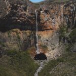 Rafael Bridi Instagram - Cachoeira do Tabuleiro - MG Conhecida por seu formato de coração e por ser a queda mais alta de Minas Gerais com 273 metros de altura é um lugar que não pode faltar no roteiro de quem visita a serra do Cipó e arredores. Localizada no município de Conceição do Mato Dentro é o maior atrativo da região. Abaixo os detalhes para você conhecer esse paraíso 🔺A sede do parque está a 19 km de distância de Conceição e hoje só conta com um trecho de pouco mais de 4km de estrada de terra 🔺O valor por visitante é de R$ 10,00 🔺No valor da entrada o visitante tem direito a um colete, que é de uso obrigatório para quem for mergulhar no poço da queda 🔺A trilha para a parte de baixo é de 3km de extensão. Iniciando com um um caminho construído com muitos degraus, áreas para descanso e até ducha. Depois a trilha continua pelo leito do rio com setas pintadas nas pedras indicando o caminho 🔺Você também pode visitar a parte de cima. A entrada pelo parque é diferente e uma parte da estrada só carros 4x4 consegue passar 🔺O parque tem limite de 450 pessoas por dia e o horário de funcionamento é entre 8h às 17h E ai, está espera o quê pra conhecer esse lugar incrível em Minas Gerais #waterfall #minasgerais #drone #visitbrasil #cachoeira #goprooftheday #mtur #blogmochilando #destinosimperdiveis #mg #droneoftheday #sobrelugares #queroviajarmais #aerialphotography #goprohero #trekking #cachoeirasdobrasil #exploreminas #lugaresdeminas #chasingwaterfalls #droneporn #goprobrasil #goprobr #underwater