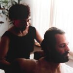 Rafael Bridi Instagram - Rituais de cuidado O processo de conhecimento do nosso corpo e da nossa existência é a grande força de evolução da humanidade. Nós como indivíduos nos beneficiamos de todo tipo de inovação em nossas vidas. Só que, nós, ao processar os aspectos da evolução ficamos limitados aos desenvolvimentos tecnológicos e materiais e costumeiramente esquecemos os aspectos humanos e nossa psique. A medida que eu fui me aprofundando na profissão de atleta minhas percepções foram se expandido. Comecei a dedicar muito mais tempo cuidando do meu corpo. E quando eu falo cuidado é muito mais prevenção. Afinal eu não faço nada com a intenção de me lesionar. Dentre as minhas estratégias de prevenção existe um espaço dedicado para massages. E a técnica de Yoga-Massagem aplicada pela @massimassagem tem diversos elementos que se complementam com os tipos de práticas que eu busco dentro deste meu processo de evolução e cuidado. É uma técnica que além de liberar as pequenas tensões musculares possibilita um alinhamento das posturas e encaixes articulares e ósseos mais naturais. É através da combinação de ações, exercícios, técnicas e movimentos preventivos que eu me sinto em constante evolução física e mental. Essa combinação é o que eu preciso para exercer minha profissão de atleta e continuar com um alto nível de entrega e capacidade. #massagem #bemestar #autocuidado #vidadeatleta #pretoebranco #ilhadamagia #pb #pretoebranco #relaxamento #massage #longevidade #atletaprofissional