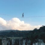 Rafael Bridi Instagram - A dança do equilibrista Hoje eu busco constantemente ressignificar o equilíbrio suas formas e expressões. Já teve o momento que ele estava totalmente focado na prática individual. Outros momentos ele era totalmente focado no desenvolvimento do coletivo e da comunidade. Hoje, ambos têm grande peso, porém o grande guia é aprender junto ao aprendizado e evolução do outro Esse vídeo represente bem este momento presente. Não era eu caminhando, mas eu me sentida lá, junto com o @davis_hermes enquanto ela tinha a primeira experiência neste highline do Avencal. A grande ironia é que por mais que se busque entender a situação do outro, suas sensações e sentimentos é impossível ser está outra pessoa. Então o simples fato de refletir para a escrita deste texto já me faz ter uma grande compaixão pelo próximo e seu processo E você como lida com a sua busca por equilíbrio na vida? #highline #slacklining #balancecommunity #outsideculture #lifeofadventure #trilhando #theoriginalgasters #visualoftheearth #turismonosul #exploretocreate #urubici #descubrasc #thegreatoutdoors #voyaged #droneoftheday #fromwhereidrone #trilhandotrilhas #stayandwander #optoutside #discoverearth #earthfocus #santacatarina #aventurassc