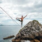 Rafael Bridi Instagram - Highline sobre o mar é um verdadeiro privilégio Tenho inúmeras travessias realizadas entre os costoes e suas fendas. São locais com ótimas características para quem quer se desafiar nas alturas e mora no litoral Mas essa travessia tem um toque especial. Ela é realizada entre duas ilhas localizadas na cidade de Piçarras - SC a mais de 6km da costa A travessia entre as ilhas Itacolomi acontecem durante o evento @entreilhashighline e nesse ano de 2023 o desafio é no formato de competição de velocidade. Vence quem cruzar o highline mais rápido, no dia 10/12 com a presença de grandes atletas brasileiros batalhando pelo título. Eu tô super animado com a possibilidade de participar nesse novo formato de evento de velocidade Imagens captadas com a minha GoProMax da @goprobr #slackline #highlining #santacatarina #turismonosul #balancecommunity