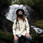 Rafael Bridi Instagram - Pássaros, muita água, aventuras e principalmente novas amizades! A primeira #columbiatrip para o legado das águas rendeu um mar de novas experiências. Começamos colocando a mão na terra, cavando buracos e plantando mudas. Durante o deslocamento a afinidade entre os presentes ficou nítida. Enfrentamos o medo (não o meu 😂) e demos muitas risadas realizando a atividade de rapel. Um verdadeiro grupo de amigos explorando e criando nossas histórias juntos. Fiquei muito impressionado com tamanha força da natureza e diversidade animal, me senti, muitas vezes, extasiado de tantas informações e sensações. Todo esse processo aconteceu de forma muito natural, em um verdadeiro fluxo de evolução guiados por esta força de um local tão preservado e importante no equilíbrio da vida. Quando falamos de experiências, sabemos que cada elemento é de suma importância para as melhores memórias. Fica muito difícil negar que as diversas sensações foram mais bem aproveitadas pelo fato de estar vestido de @columbiabrasil por completo. Botas e jaquetas impermeáveis em uma região com muita chuva, rios e umidade foram fundamentais. Complementando o kit aventura os acessórios perfeitamente desenvolvidos para carregar nossos pertences e equipamentos fotográficos. Tudo ficou mais leve, as memórias mais duradouras e a transformação em prol da preservação natural mais consciente e paupável. Um trip pra sempre na memória. #aprovadetudo #testedtough #columbiabrasil