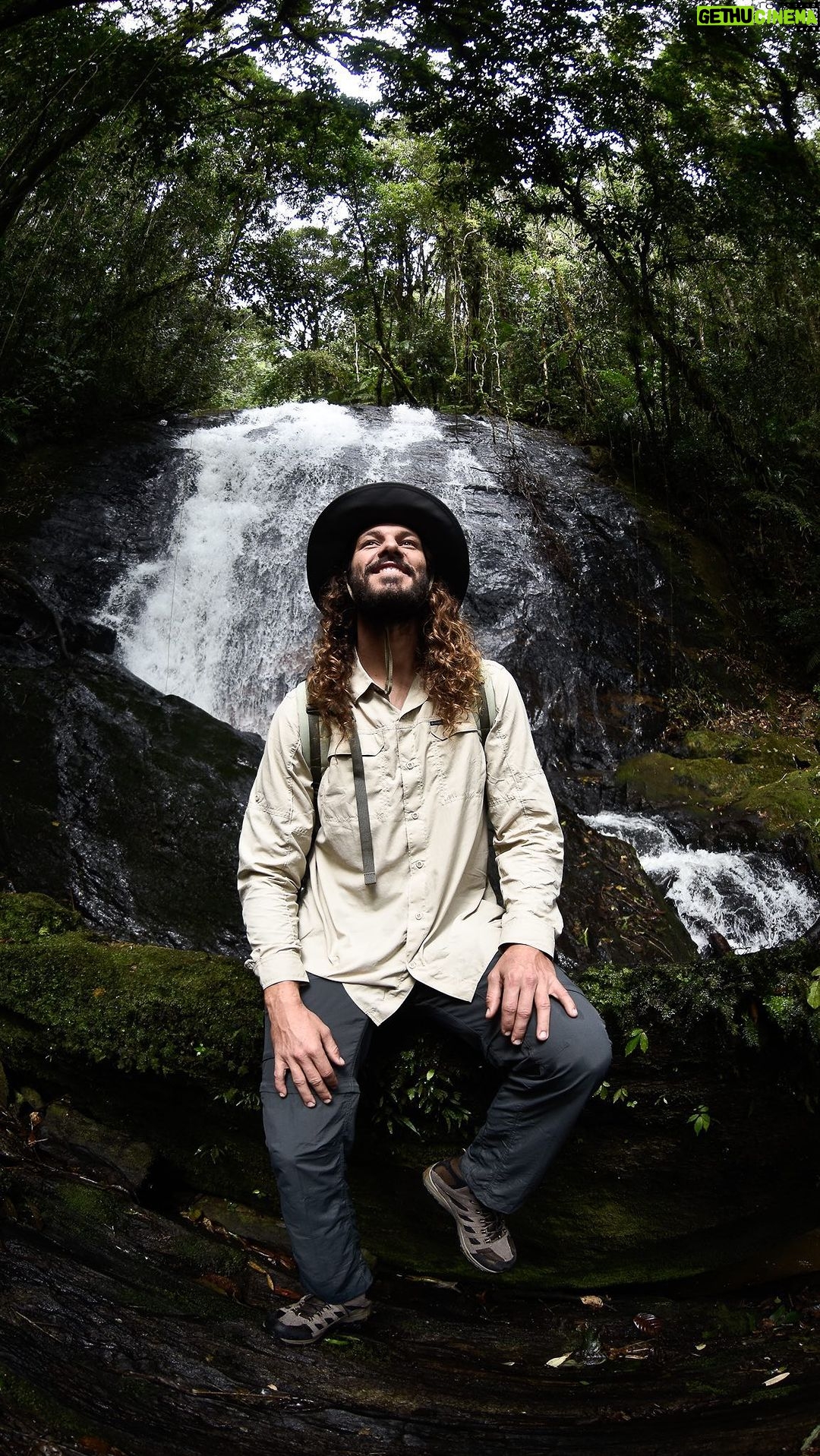 Rafael Bridi Instagram - Pássaros, muita água, aventuras e principalmente novas amizades! A primeira #columbiatrip para o legado das águas rendeu um mar de novas experiências. Começamos colocando a mão na terra, cavando buracos e plantando mudas. Durante o deslocamento a afinidade entre os presentes ficou nítida. Enfrentamos o medo (não o meu 😂) e demos muitas risadas realizando a atividade de rapel. Um verdadeiro grupo de amigos explorando e criando nossas histórias juntos. Fiquei muito impressionado com tamanha força da natureza e diversidade animal, me senti, muitas vezes, extasiado de tantas informações e sensações. Todo esse processo aconteceu de forma muito natural, em um verdadeiro fluxo de evolução guiados por esta força de um local tão preservado e importante no equilíbrio da vida. Quando falamos de experiências, sabemos que cada elemento é de suma importância para as melhores memórias. Fica muito difícil negar que as diversas sensações foram mais bem aproveitadas pelo fato de estar vestido de @columbiabrasil por completo. Botas e jaquetas impermeáveis em uma região com muita chuva, rios e umidade foram fundamentais. Complementando o kit aventura os acessórios perfeitamente desenvolvidos para carregar nossos pertences e equipamentos fotográficos. Tudo ficou mais leve, as memórias mais duradouras e a transformação em prol da preservação natural mais consciente e paupável. Um trip pra sempre na memória. #aprovadetudo #testedtough #columbiabrasil