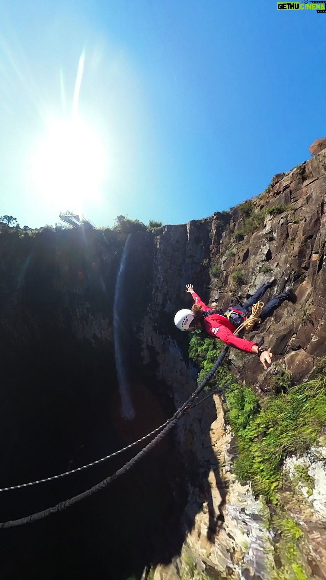 Rafael Bridi Instagram - Primeira injeção de adrenalina do ano de 2024 Vem comigo nesse @saltodependulo filmado com a @insta360 X3 em câmera lenta. A sensação que passa essa imagem, nesse dia de sol incrível é que estamos ali, em queda livre ganhando velocidade e sentindo o vento na cara. Esse ano eu vou compartilhar vários saltos com vocês e todo tipo de captura que estamos desenvolvendo. O que vocês querem ver por aqui? Deixem as sugestões nos comentários #saltodependulo #urubici #serracatarinense #soquempulasabe #southamerica #visitbrasil #outdoorlife #adrenaline #naturalextremo #descubrasc #insta360 #balancecommunity #exploretocreate #mytinyatlas