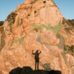 Rafael Bridi Instagram - Dia 1/3 da nossa primeira aventura no Chile. Após a devida chegada, descarregamento de malas, adaptação e organização em Viña/Valpo fomos para as alturas. E foi nesta linha de Highline incrível nas montanhas dos arredores de Santiago que desafiamos o equilíbrio. Ainda quando estávamos planejando os detalhes da viagem, eu falei com o @equi.li.bri.lo e deixamos combinado de nos encontrar e subir as montanhas nos arredores do Barrio Alto. Depois de uma trilha de uns 30 minutos bem inclinada chegamos a este Highline de 290 metros de distância com todo o vale e a capital chilena, Santiago ao fundo. Foi um dia que começou com Highline sem vento, depois teve bastante vento e terminou com um por do Sol incrível refletindo o dourado nos prédios e casas da cidade. A @isadorasd pelo visto curtiu a caminhada diferente decorrente dos intensos ventos no topo das escarpas. Ainda em nossa adaptação aproveitamos para passear pelas redondezas e nuances do litoral e a cultura que formam essa região do Chile. Visitamos a praia dos desportes, encontramos velhos amigos e fizemos novos. Nos familiarizamos com os Cochayuyos, o lar temporário da Isa e o contraste da arquitetura nova com a histórica do lugar. #exploretocreate #chile #chilean #chilegram #slacklining #slacklife #Highline #artofvisuals #voyaged #southamerica #jb3investimentos #aktionpaz #columbiabrasil #columbiatrip #aprovadetudo #balancecommunity #roamtheplanet #mytinyatlas #welivetoexplore #doyoutravel #slackliners #slacklinebrasil #viña
