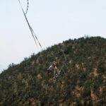 Rafael Bridi Instagram - Dia 1/3 da nossa primeira aventura no Chile. Após a devida chegada, descarregamento de malas, adaptação e organização em Viña/Valpo fomos para as alturas. E foi nesta linha de Highline incrível nas montanhas dos arredores de Santiago que desafiamos o equilíbrio. Ainda quando estávamos planejando os detalhes da viagem, eu falei com o @equi.li.bri.lo e deixamos combinado de nos encontrar e subir as montanhas nos arredores do Barrio Alto. Depois de uma trilha de uns 30 minutos bem inclinada chegamos a este Highline de 290 metros de distância com todo o vale e a capital chilena, Santiago ao fundo. Foi um dia que começou com Highline sem vento, depois teve bastante vento e terminou com um por do Sol incrível refletindo o dourado nos prédios e casas da cidade. A @isadorasd pelo visto curtiu a caminhada diferente decorrente dos intensos ventos no topo das escarpas. Ainda em nossa adaptação aproveitamos para passear pelas redondezas e nuances do litoral e a cultura que formam essa região do Chile. Visitamos a praia dos desportes, encontramos velhos amigos e fizemos novos. Nos familiarizamos com os Cochayuyos, o lar temporário da Isa e o contraste da arquitetura nova com a histórica do lugar. #exploretocreate #chile #chilean #chilegram #slacklining #slacklife #Highline #artofvisuals #voyaged #southamerica #jb3investimentos #aktionpaz #columbiabrasil #columbiatrip #aprovadetudo #balancecommunity #roamtheplanet #mytinyatlas #welivetoexplore #doyoutravel #slackliners #slacklinebrasil #viña