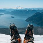Rafael Bridi Instagram - Subir e elevar Foi nesse lema que conquistamos o cume do vulcão Osorno no Chile. Uma subida de aproximadamente 7 horas totais e um belo desafio para o casal que não poupa novos desafios e experiências. Iniciamos nossa subido no dia 26 junto com a última lua cheia de 2023. Dando início a primeira experiência da @isadorasd em escaladas de gelo e técnicas verticais para ascensão de grandes montanhas. Foi um dia de superação, contemplação e conquista. Ao chegar no cume e contemplar uma visão 360 graus da região eu acabei brincando com ela que é fácil entender porque as pessoas se viciam nestes desafios. A sensação de liberdade e das capacidades humanas são indescritíveis O Osorno e seus 2652 metros são muito imponentes e encantam até o mais iniciantes dos aventureiros que miram suas paredes íngremes e solitárias nas margens do lago Llanquehue. Sua subida foi um dos objetivos traçados nesta viagem que estamos conhecendo novas regiões da Patagônia Chilena e Argentina #southamerica #exploretocreate #chile #chilean #chilegram #travel #mindtheminimal #roam #wildernessculture #roamtheplanet #mountainplanet #quintaldedeus #totaleclipse #osorno #llanquihue #artofvisuals #voyaged #droneoftheday #jb3investimentos #aktionpaz #columbiabrasil #columbiatrip #aprovadetudo