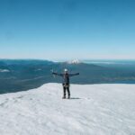Rafael Bridi Instagram - Subir e elevar Foi nesse lema que conquistamos o cume do vulcão Osorno no Chile. Uma subida de aproximadamente 7 horas totais e um belo desafio para o casal que não poupa novos desafios e experiências. Iniciamos nossa subido no dia 26 junto com a última lua cheia de 2023. Dando início a primeira experiência da @isadorasd em escaladas de gelo e técnicas verticais para ascensão de grandes montanhas. Foi um dia de superação, contemplação e conquista. Ao chegar no cume e contemplar uma visão 360 graus da região eu acabei brincando com ela que é fácil entender porque as pessoas se viciam nestes desafios. A sensação de liberdade e das capacidades humanas são indescritíveis O Osorno e seus 2652 metros são muito imponentes e encantam até o mais iniciantes dos aventureiros que miram suas paredes íngremes e solitárias nas margens do lago Llanquehue. Sua subida foi um dos objetivos traçados nesta viagem que estamos conhecendo novas regiões da Patagônia Chilena e Argentina #southamerica #exploretocreate #chile #chilean #chilegram #travel #mindtheminimal #roam #wildernessculture #roamtheplanet #mountainplanet #quintaldedeus #totaleclipse #osorno #llanquihue #artofvisuals #voyaged #droneoftheday #jb3investimentos #aktionpaz #columbiabrasil #columbiatrip #aprovadetudo