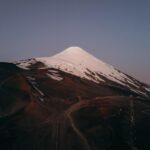 Rafael Bridi Instagram - Subir e elevar Foi nesse lema que conquistamos o cume do vulcão Osorno no Chile. Uma subida de aproximadamente 7 horas totais e um belo desafio para o casal que não poupa novos desafios e experiências. Iniciamos nossa subido no dia 26 junto com a última lua cheia de 2023. Dando início a primeira experiência da @isadorasd em escaladas de gelo e técnicas verticais para ascensão de grandes montanhas. Foi um dia de superação, contemplação e conquista. Ao chegar no cume e contemplar uma visão 360 graus da região eu acabei brincando com ela que é fácil entender porque as pessoas se viciam nestes desafios. A sensação de liberdade e das capacidades humanas são indescritíveis O Osorno e seus 2652 metros são muito imponentes e encantam até o mais iniciantes dos aventureiros que miram suas paredes íngremes e solitárias nas margens do lago Llanquehue. Sua subida foi um dos objetivos traçados nesta viagem que estamos conhecendo novas regiões da Patagônia Chilena e Argentina #southamerica #exploretocreate #chile #chilean #chilegram #travel #mindtheminimal #roam #wildernessculture #roamtheplanet #mountainplanet #quintaldedeus #totaleclipse #osorno #llanquihue #artofvisuals #voyaged #droneoftheday #jb3investimentos #aktionpaz #columbiabrasil #columbiatrip #aprovadetudo
