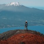 Rafael Bridi Instagram - Subir e elevar Foi nesse lema que conquistamos o cume do vulcão Osorno no Chile. Uma subida de aproximadamente 7 horas totais e um belo desafio para o casal que não poupa novos desafios e experiências. Iniciamos nossa subido no dia 26 junto com a última lua cheia de 2023. Dando início a primeira experiência da @isadorasd em escaladas de gelo e técnicas verticais para ascensão de grandes montanhas. Foi um dia de superação, contemplação e conquista. Ao chegar no cume e contemplar uma visão 360 graus da região eu acabei brincando com ela que é fácil entender porque as pessoas se viciam nestes desafios. A sensação de liberdade e das capacidades humanas são indescritíveis O Osorno e seus 2652 metros são muito imponentes e encantam até o mais iniciantes dos aventureiros que miram suas paredes íngremes e solitárias nas margens do lago Llanquehue. Sua subida foi um dos objetivos traçados nesta viagem que estamos conhecendo novas regiões da Patagônia Chilena e Argentina #southamerica #exploretocreate #chile #chilean #chilegram #travel #mindtheminimal #roam #wildernessculture #roamtheplanet #mountainplanet #quintaldedeus #totaleclipse #osorno #llanquihue #artofvisuals #voyaged #droneoftheday #jb3investimentos #aktionpaz #columbiabrasil #columbiatrip #aprovadetudo