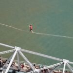 Rafael Bridi Instagram - Sem dúvidas o Highline mais emotivo e significativo desta mais de década se equilibrando no ar. Fazer o Highline na Ponte Hercílio luz na cidade onde eu nasci, na frente da minha família e de um público gigante e lindo foi surreal. Foi uma caminhada aproveitada a cada passo, a cada rajada de vento e a cada vibração das pessoas. Um dia de muito celebração e um espírito de viver a cidade como a muito tempo eu não sentia. Já se passaram alguns anos deste projeto e as memórias são mais vivas do que nunca. A relação das travessias de highline com os centro urbanos é incrível e um cenário com inúmeras possibilidades. #slackline #highline #slacklining #highlining #balancecommunity #pontehercilioluz #PHL #floripa #ilhadamagia #vibefloripa #florianopolis #santacatarina #sc_natureza #turismonosul #scnatureza #natureza #sunset #southamerica #guinness #mturismo #curtamaisfloripa #governosc #drone #turismonosul