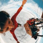 Rafael Bridi Instagram - Tem algumas imagens que não saem das nossas cabeças. Poder caminhar acima das nuvens entre dois balões é uma delas. E pra eternizar esse momento, a qualidade da #GoProMax da @goprobr faz toda diferença na hora de captar o melhor POV possível. E vc, qual a aventura que você não esquece de jeito nenhum? #goprobr #highlining #goprohero #praiagrande #balancecommunity #exploretocreate #GoProMax #mytinyatlas #tripmundao #turismonosul #santacatarina #adventurethatislife #folkcreative #theglobewanderer #welltravelled #slacklining