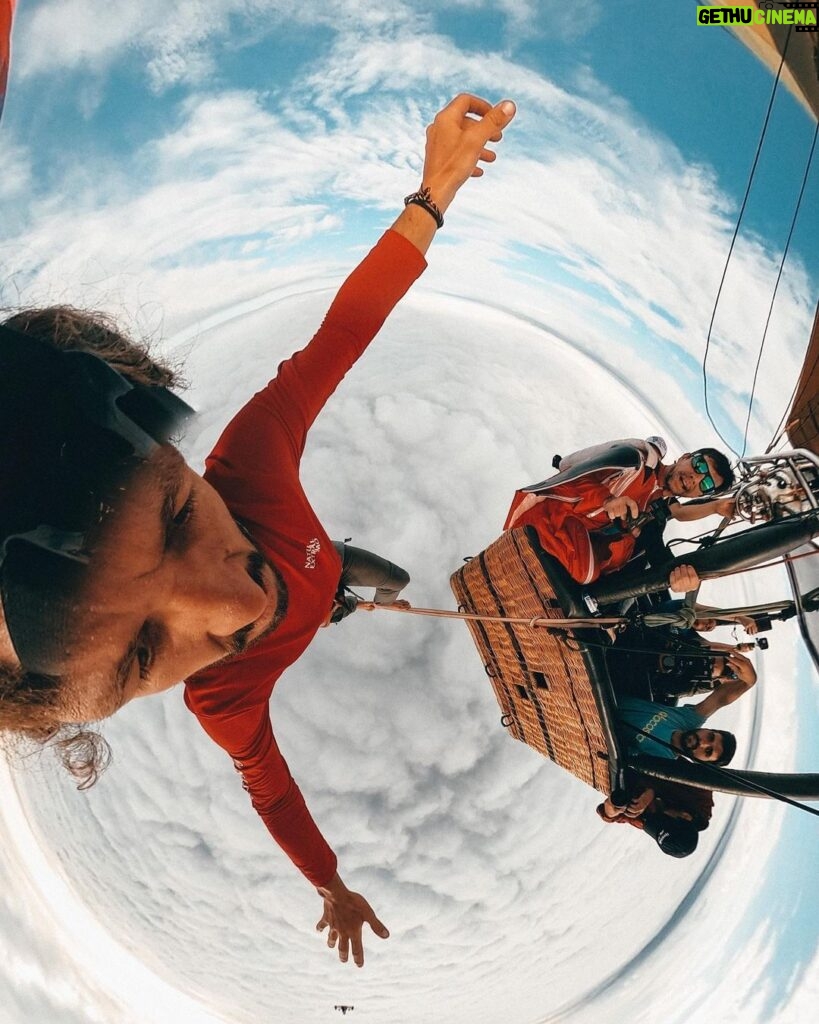 Rafael Bridi Instagram - Tem algumas imagens que não saem das nossas cabeças. Poder caminhar acima das nuvens entre dois balões é uma delas. E pra eternizar esse momento, a qualidade da #GoProMax da @goprobr faz toda diferença na hora de captar o melhor POV possível. E vc, qual a aventura que você não esquece de jeito nenhum? #goprobr #highlining #goprohero #praiagrande #balancecommunity #exploretocreate #GoProMax #mytinyatlas #tripmundao #turismonosul #santacatarina #adventurethatislife #folkcreative #theglobewanderer #welltravelled #slacklining