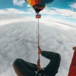 Rafael Bridi Instagram - Tem algumas imagens que não saem das nossas cabeças. Poder caminhar acima das nuvens entre dois balões é uma delas. E pra eternizar esse momento, a qualidade da #GoProMax da @goprobr faz toda diferença na hora de captar o melhor POV possível. E vc, qual a aventura que você não esquece de jeito nenhum? #goprobr #highlining #goprohero #praiagrande #balancecommunity #exploretocreate #GoProMax #mytinyatlas #tripmundao #turismonosul #santacatarina #adventurethatislife #folkcreative #theglobewanderer #welltravelled #slacklining