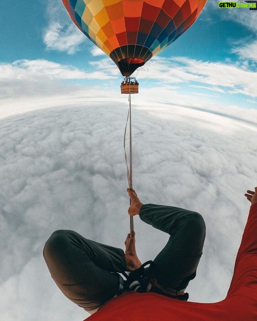 Rafael Bridi Instagram - Tem algumas imagens que não saem das nossas cabeças. Poder caminhar acima das nuvens entre dois balões é uma delas. E pra eternizar esse momento, a qualidade da #GoProMax da @goprobr faz toda diferença na hora de captar o melhor POV possível. E vc, qual a aventura que você não esquece de jeito nenhum? #goprobr #highlining #goprohero #praiagrande #balancecommunity #exploretocreate #GoProMax #mytinyatlas #tripmundao #turismonosul #santacatarina #adventurethatislife #folkcreative #theglobewanderer #welltravelled #slacklining