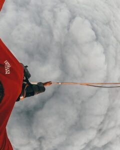 Rafael Bridi Instagram - Tem algumas imagens que não saem das nossas cabeças. Poder caminhar acima das nuvens entre dois balões é uma delas. E pra eternizar esse momento, a qualidade da #GoProMax da @goprobr faz toda diferença na hora de captar o melhor POV possível. E vc, qual a aventura que você não esquece de jeito nenhum? #goprobr #highlining #goprohero #praiagrande #balancecommunity #exploretocreate #GoProMax #mytinyatlas #tripmundao #turismonosul #santacatarina #adventurethatislife #folkcreative #theglobewanderer #welltravelled #slacklining
