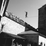 Rafael Bridi Instagram - Hoje a história do #tbt é inusitada em duas frentes. A primeira e mais clara, diante da galeria de fotos compartilhadas, é fazer a prática de highline em um castelo na República Tcheca. No ano de 2014 eu acabei me aproximando muito da comunidade de slackline Tcheca e fui participar deste festival que tinham várias travessias dentro do castelo e do castelo para a floresta ao redor A outra história inusitada, ao menos pra mim, é como os jovens lá tem a cultura de beber. Não tô falando de água meus amigos é álcool no café da manhã até a noite. Pessoal super animado e disposto pra festejar e sempre com uma bebida embaixo do braços 😜 pessoal já acordava junto saia do saco de dormir e já oferecia um Shoot pra dar uma aquecida. E você, de qual time seria? #castle #slackline #czech #slacklife #medieval #stayandwander #mytinyatlas #adventurethatislife #folkcreative #theglobewanderer #welltravelled #cz #slacklining #Highline #balancecommunity #slacklining #europe #tourism