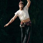 Rafael Bridi Instagram - Hoje a história do #tbt é inusitada em duas frentes. A primeira e mais clara, diante da galeria de fotos compartilhadas, é fazer a prática de highline em um castelo na República Tcheca. No ano de 2014 eu acabei me aproximando muito da comunidade de slackline Tcheca e fui participar deste festival que tinham várias travessias dentro do castelo e do castelo para a floresta ao redor A outra história inusitada, ao menos pra mim, é como os jovens lá tem a cultura de beber. Não tô falando de água meus amigos é álcool no café da manhã até a noite. Pessoal super animado e disposto pra festejar e sempre com uma bebida embaixo do braços 😜 pessoal já acordava junto saia do saco de dormir e já oferecia um Shoot pra dar uma aquecida. E você, de qual time seria? #castle #slackline #czech #slacklife #medieval #stayandwander #mytinyatlas #adventurethatislife #folkcreative #theglobewanderer #welltravelled #cz #slacklining #Highline #balancecommunity #slacklining #europe #tourism